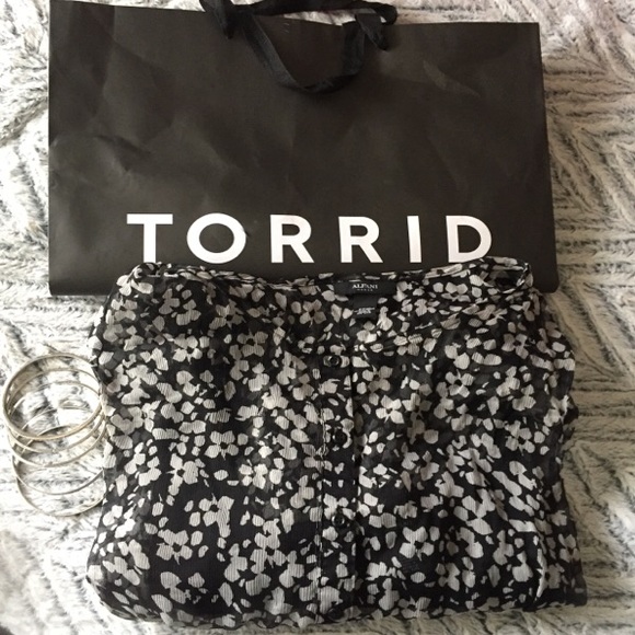 Alfani Tops - NWOT Alfani Woman Black and White Floral Blouse🖤